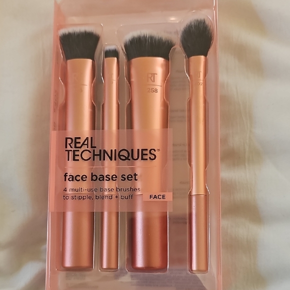 Real Techniques Rose Gold Makeup Brush Set - Picture 6 of 6